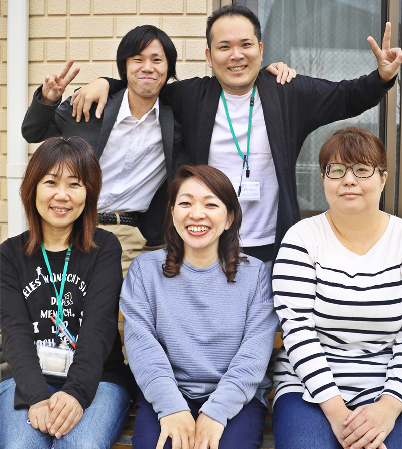 スマイル御崎 スタッフ集合写真|社会医療法人三宝会 南港病院グループ「子ども事業部」