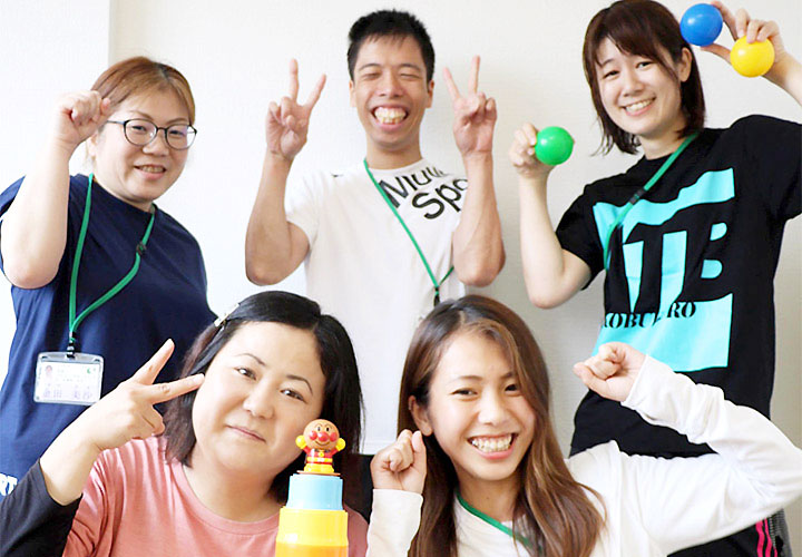 虹の家御崎 スタッフ集合写真|社会医療法人三宝会 南港病院グループ「子ども事業部」