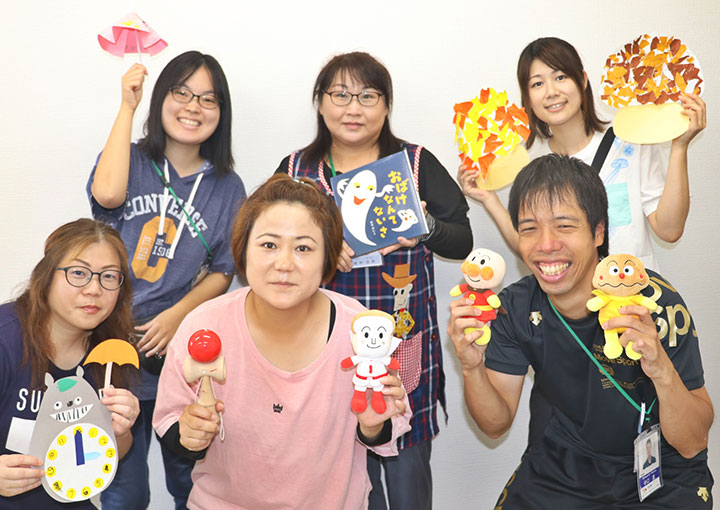 虹の家御崎 スタッフ集合写真|社会医療法人三宝会 南港病院グループ「子ども事業部」